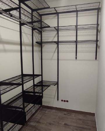 Чёрная угловая гардеробная, ~1,8×2,1 м, фото 1