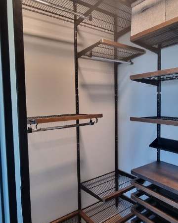 Чёрная угловая гардеробная с деревом и брючницей, ~1,6×2 м, фото 1