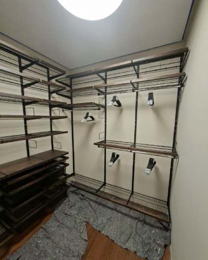 Чёрная угловая гардеробная с деревом и брючницей, ~2,1×2,2 м, фото 2