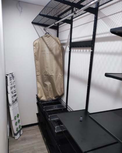 Чёрная угловая гардеробная с полками для обуви, ~1,8×1,2 м, фото 1