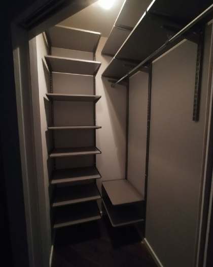 Чёрная угловая гардеробная с выдвижными корзинами, ~1,1×2 м, фото 3