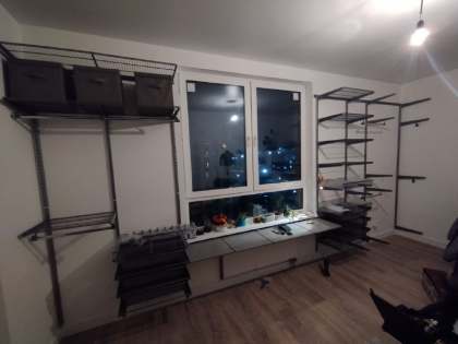 Чёрная угловая гардеробная с выдвижными корзинами, ~3×2,5 м, фото 1