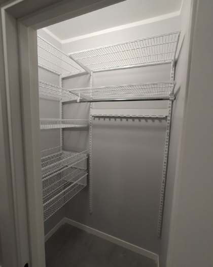 Чёрная угловая гардеробная с выдвижными корзинами, ~1,3×1,1 м, фото 2