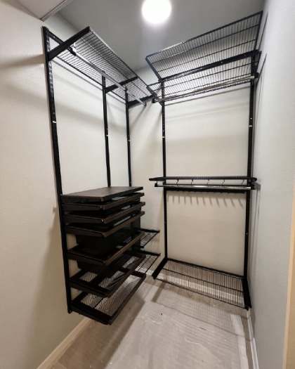 Чёрная угловая гардеробная с выдвижными корзинами, ~1,5×1,8 м, фото 1