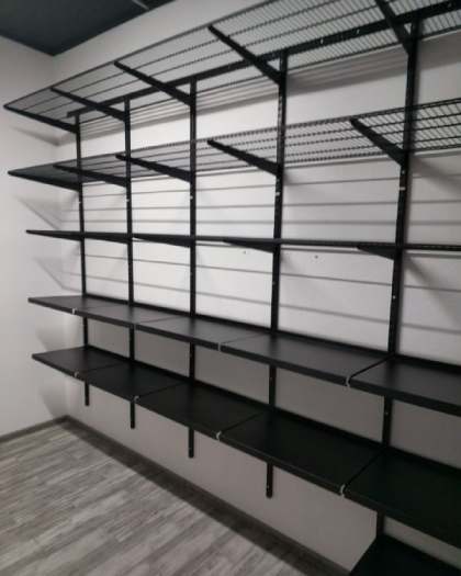 Чёрная угловая гардеробная с выдвижными корзинами, ~3,9×2,8 м, фото 2