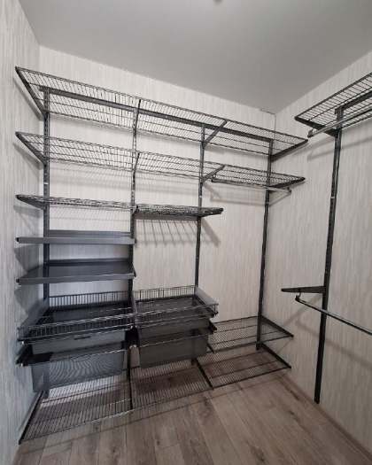 Чёрная угловая гардеробная с выдвижными корзинами, ~2,1×1,7 м, фото 1