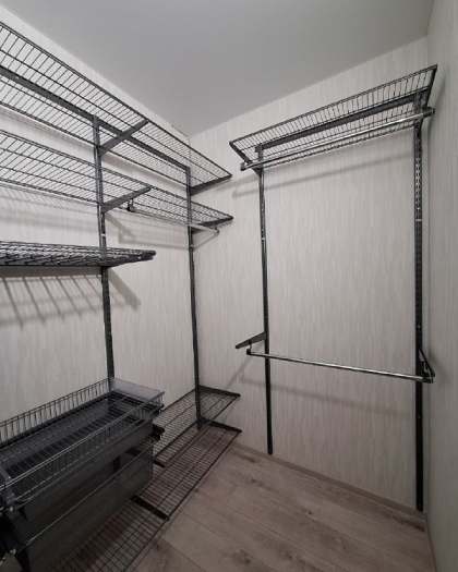 Чёрная угловая гардеробная с выдвижными корзинами, ~2,1×1,7 м, фото 2