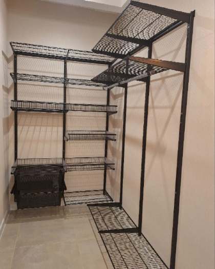 Чёрная угловая гардеробная с выдвижными корзинами, ~1,8×2,4 м, фото 1