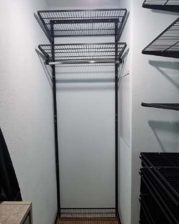 Чёрная угловая гардеробная с выдвижными корзинами, ~0,8×2 м, фото 1
