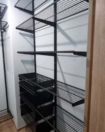 Чёрная угловая гардеробная с выдвижными корзинами, ~0,8×2 м, фото 2