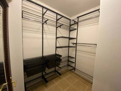 Чёрная угловая гардеробная с выдвижными корзинами, ~2×1,7 м, фото 1