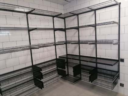 Чёрная угловая гардеробная с выдвижными корзинами, ~3×2,4 м, фото 1