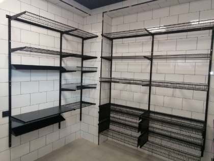 Чёрная угловая гардеробная с выдвижными корзинами, ~3×2,4 м, фото 2