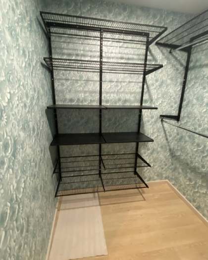 Чёрная угловая гардеробная с выдвижными корзинами, ~1,3×2,2 м, фото 1