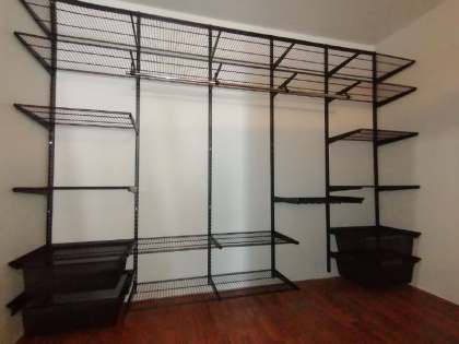 Чёрная угловая гардеробная с выдвижными корзинами, ~3×1,8 м, фото 1