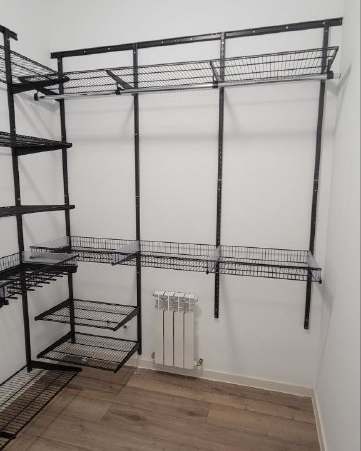 Чёрная угловая гардеробная с выдвижными корзинами, ~2,2×2,5 м, фото 1