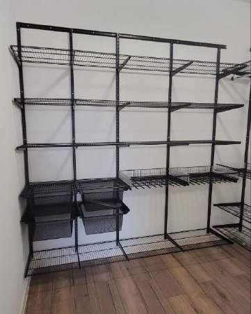Чёрная угловая гардеробная с выдвижными корзинами, ~2,2×2,5 м, фото 2