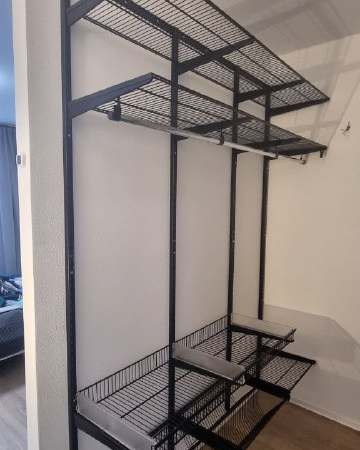 Чёрная угловая гардеробная с выдвижными корзинами, ~2,1×2,2 м, фото 1