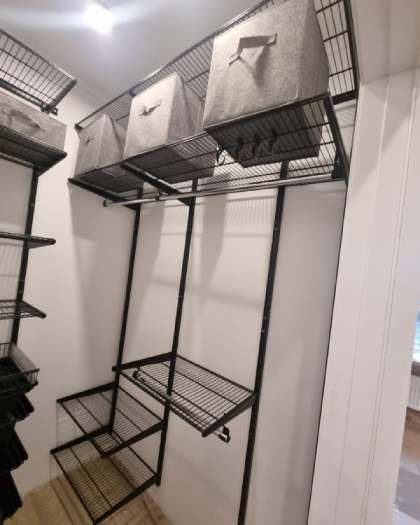 Чёрная угловая гардеробная с выдвижными корзинами, ~1,4×2,2 м, фото 1