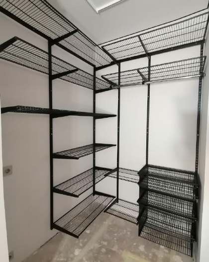 Чёрная угловая гардеробная с выдвижными корзинами, ~1,5×1,8 м, фото 1