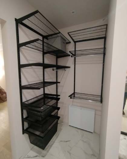 Чёрная угловая гардеробная с выдвижными корзинами, ~1,5×1,8 м, фото 2