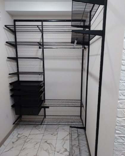 Чёрная угловая гардеробная с выдвижными корзинами, ~1,2×1,7 м, фото 2