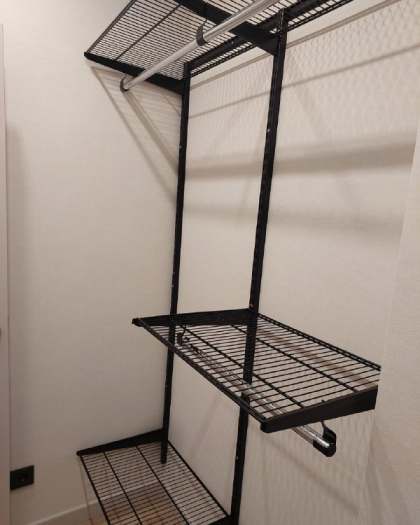 Чёрная угловая гардеробная с выдвижными корзинами, ~1,3×1,7 м, фото 3