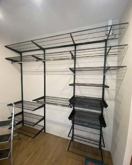 Чёрная угловая гардеробная с выдвижными корзинами, ~3×2 м, фото 1