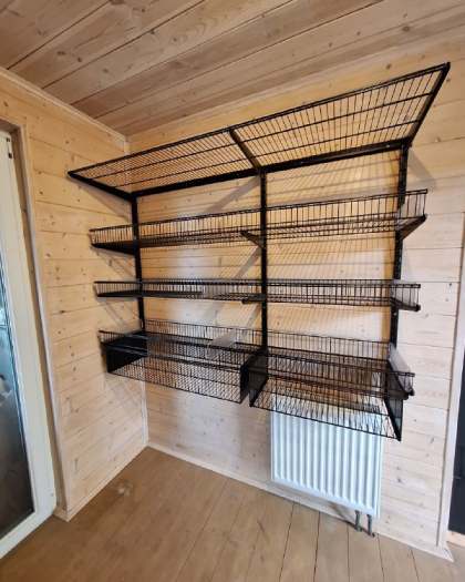 Чёрная угловая гардеробная с выдвижными корзинами, ~2,8×2,4 м, фото 1