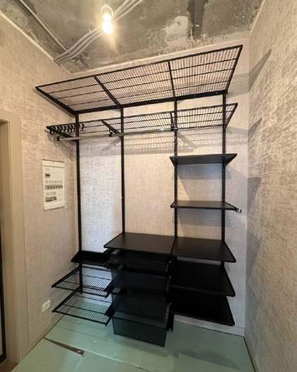 Чёрная угловая гардеробная с выдвижными корзинами, ~1,7×1,5 м, фото 1