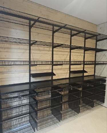 Чёрная угловая гардеробная с выдвижными корзинами, ~3,2×2,5 м, фото 1