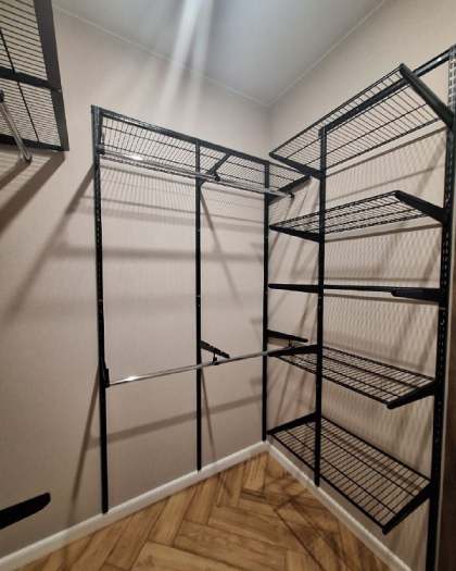 Чёрная угловая гардеробная с выдвижными корзинами, ~2,2×1,7 м, фото 2