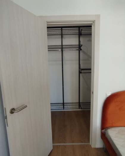 Чёрная угловая гардеробная с выдвижными корзинами, ~2×1,5 м, фото 1