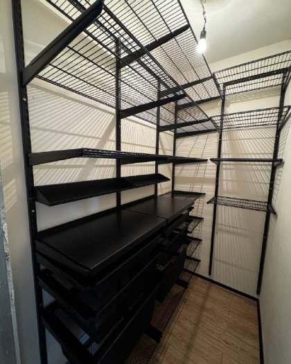 Чёрная угловая гардеробная с выдвижными корзинами, ~1,2×2,2 м, фото 1