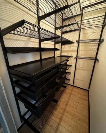 Чёрная угловая гардеробная с выдвижными корзинами, ~1,2×2,2 м, фото 2