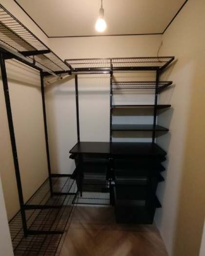 Чёрная угловая гардеробная с выдвижными корзинами, ~1,8×1,8 м, фото 3