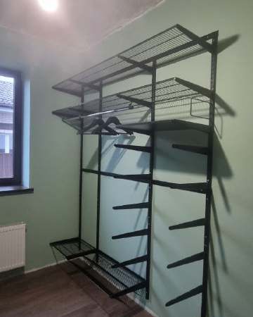 Чёрная угловая гардеробная с выдвижными корзинами, ~2,7×2,8 м, фото 1