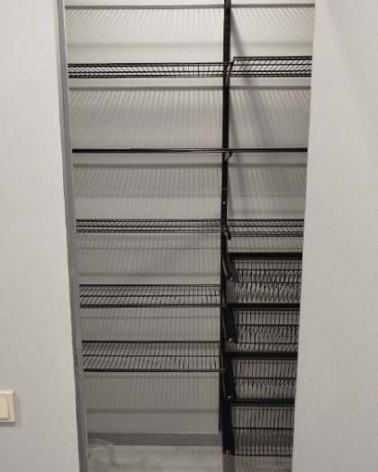 Чёрная угловая гардеробная с выдвижными корзинами, ~1,2×1,1 м, фото 1