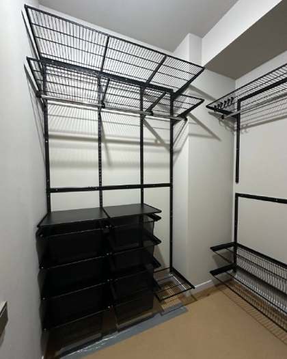 Чёрная угловая гардеробная с выдвижными корзинами, ~1,5×2,1 м, фото 1