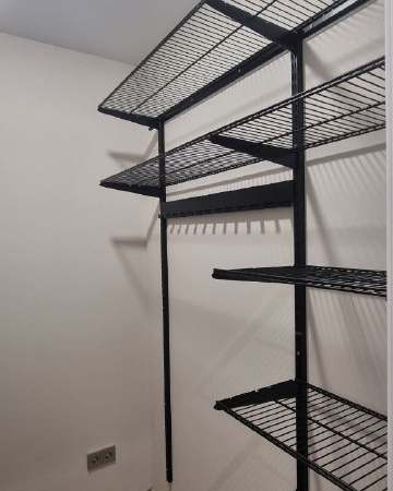 Чёрная угловая гардеробная с выдвижными корзинами, ~1,5×2 м, фото 2