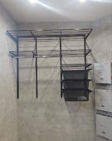 Чёрная угловая гардеробная с выдвижными корзинами, ~2,4×1,8 м, фото 1
