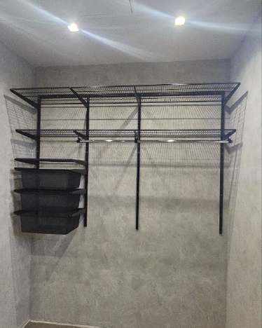 Чёрная угловая гардеробная с выдвижными корзинами, ~2,4×1,8 м, фото 2