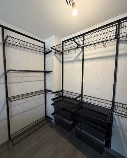 Чёрная угловая гардеробная с выдвижными корзинами, ~2,4×2,2 м, фото 2