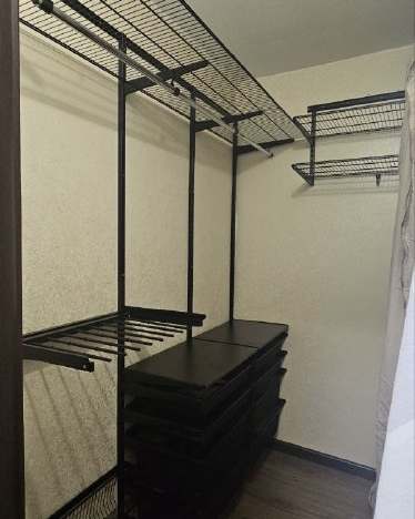 Чёрная угловая гардеробная с выдвижными корзинами, ~1,3×2,1 м, фото 1
