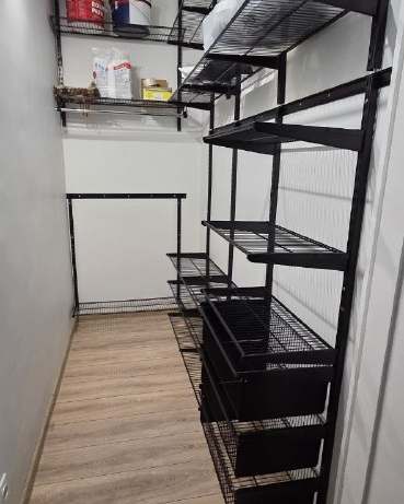 Чёрная угловая гардеробная с выдвижными корзинами, ~1,2×2,1 м, фото 1