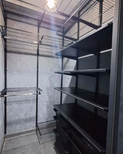 Чёрная угловая гардеробная с выдвижными корзинами, ~1,3×1,8 м, фото 1