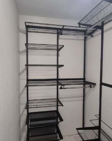 Чёрная угловая гардеробная с выдвижными корзинами, ~1,3×1,9 м, фото 1