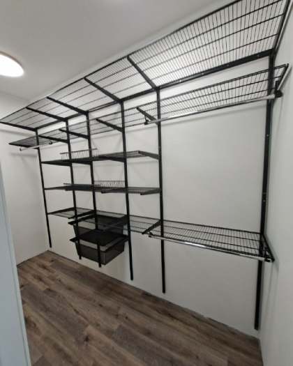 Чёрная угловая гардеробная с выдвижными корзинами, ~1,8×3,1 м, фото 1