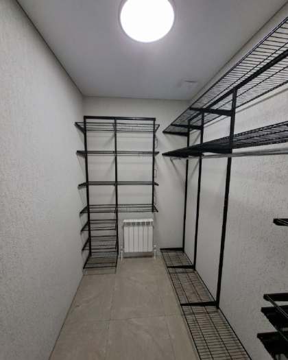 Чёрная угловая гардеробная с выдвижными корзинами, фото 1