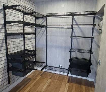 Чёрная угловая гардеробная с выдвижными корзинами, ~2,1×1,5 м, фото 1